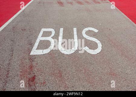 Busspurschild auf der Fahrbahn Stockfoto