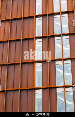 Detail der Corten-Verwitterungsstahlverkleidung an der Außenseite eines modernen Bürogebäudes in Glasgow, Schottland, Großbritannien, Europa Stockfoto