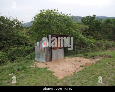 Ein kleiner Schuppen aus Wellblech am Straßenrand in der Nähe des Piggs Peak in Eswatini. Stockfoto