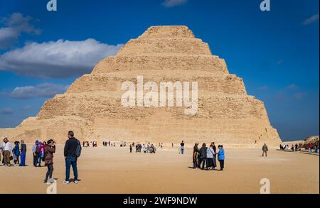 Stufenpyramide von König Zoser: Berühmtes ägyptisches Denkmal in Sakkara Ägypten, das älteste bekannte Steinbauwerk, das im 27. Jahrhundert v. Chr. erbaut wurde Stockfoto