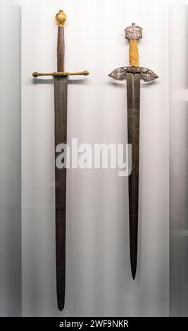 Schwert und zeremonielles Großschwert, 15. Jahrhundert, Álava Armory Museum, Vitoria, Baskenland, Spanien Stockfoto