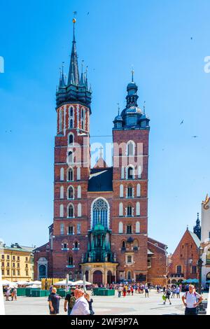 Krakau, Polen - 8. juli 2023: Außenseite der Basilika Santa Maria, gotische Backsteinkirche am Hauptmarkt in Krakau, Polen Stockfoto