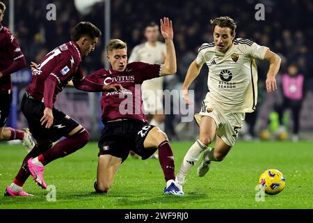 Salerno, Italien. Januar 2024. Niccolo Pierozzi, Toma Basic von US Salernitana und Edoardo Bove von AS Roma kämpfen um den Ball während des Fußballspiels der Serie A zwischen US Salernitana und AS Roma im Arechi-Stadion in Salerno (Italien) am 29. Januar 2024. Quelle: Insidefoto di andrea staccioli/Alamy Live News Stockfoto