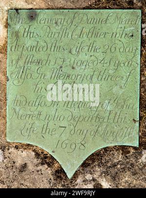 Vereinigtes Königreich, England, Gloucestershire, Painswick, St. Mary’s Churchyard, 1698 Tucher Daniel Merrall Grabschild aus Messing Stockfoto