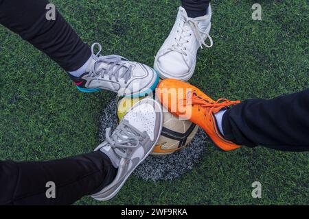 Schuh-Display auf Fußball, Sportausrüstung Sneakers nike Logo. Falsches Gras als Oberfläche. Freundschaft, Teamarbeit und Einheit. Mazedonien 2024 Stockfoto