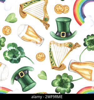 St. Patricks Day nahtloses Muster auf grünem Hintergrund: Hut, Harfe, Klee, Münzen, Regenbogen, ein Glas Bier, grüne Herzen. Handgezeichnetes Aquarell illustr Stockfoto