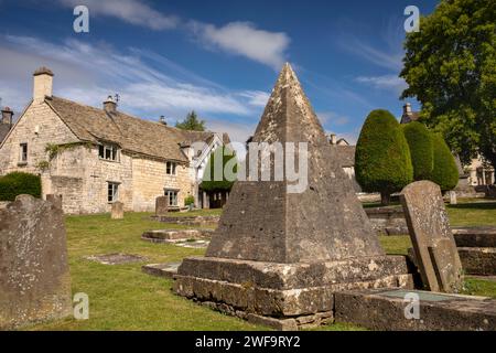 Großbritannien, England, Gloucestershire, Painswick, St. Mary’s Churchyard ungewöhnliches 1789 Pyramiden-Freimaurergrab des freimaurers John Bryan, der für viele Tische verantwortlich ist Stockfoto