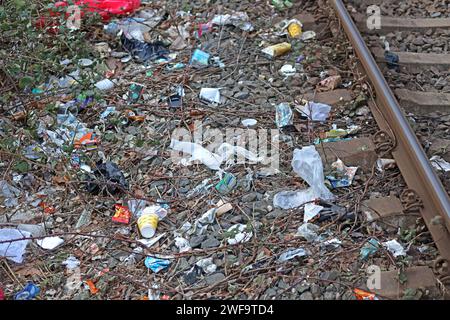 Vorsätzlich weggeworfener Müll Müll in Gleisanlagen wie hier eine Fülle von Verpackungsmüll aus Kunststoffen *** absichtlich Müllabfall auf Bahngleisen, wie die hier gezeigte Fülle an Kunststoffabfällen Stockfoto