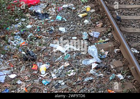 Vorsätzlich weggeworfener Müll Müll in Gleisanlagen wie hier eine Fülle von Verpackungsmüll aus Kunststoffen *** absichtlich Müllabfall auf Bahngleisen, wie die hier gezeigte Fülle an Kunststoffabfällen Stockfoto