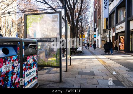 Tokio, Japan. Januar 2024. Blick auf die Raucherzone auf einem Gehweg im Stadtzentrum Stockfoto