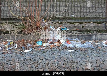 Vorsätzlich weggeworfener Müll Müll in Gleisanlagen wie hier eine Fülle von Verpackungsmüll aus Kunststoffen *** absichtlich Müllabfall auf Bahngleisen, wie die hier gezeigte Fülle an Kunststoffabfällen Stockfoto