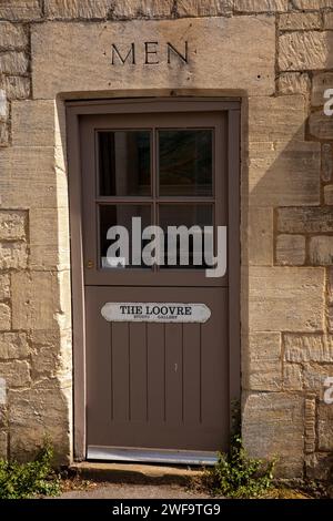 Vereinigtes Königreich, England, Gloucestershire, Painswick, St Mary’s Street, die Louvre-Kunstgalerie in der ehemaligen öffentlichen Toilette Stockfoto