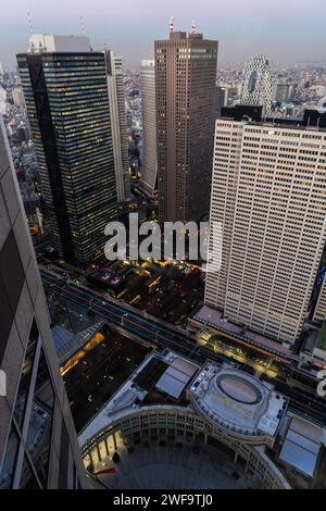 Tokio, Japan. Januar 2024. Panoramablick auf die Stadt bei Sonnenuntergang vom Nordobservatorium des Tokyo Metropolitan Government Building Stockfoto