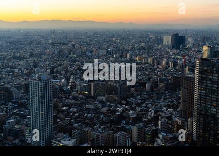 Tokio, Japan. Januar 2024. Panoramablick auf die Stadt bei Sonnenuntergang vom Nordobservatorium des Tokyo Metropolitan Government Building Stockfoto