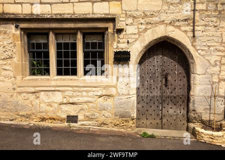 Großbritannien, England, Gloucestershire, Painswick, Bisley Street, älteste Straße, 1300 Uhr Chur-Haus mit alter Eseltür Stockfoto