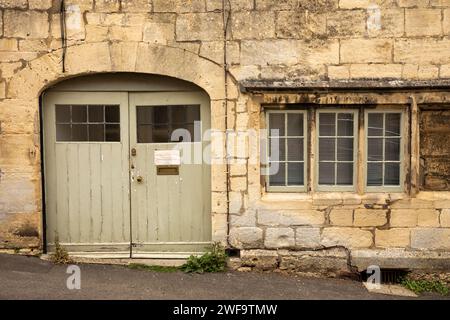 Großbritannien, England, Gloucestershire, Painswick, Bisley Street, älteste Straße, Haus aus dem 14. Jahrhundert mit alter Eseltür Stockfoto