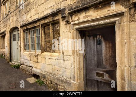 Großbritannien, England, Gloucestershire, Painswick, Bisley Street, älteste Straße, Haus aus dem 14. Jahrhundert mit gemauerten Fenstern und alter Eseltür Stockfoto