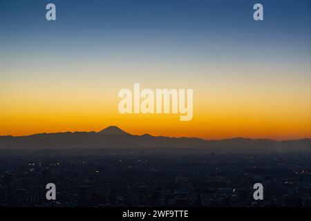 Tokio, Japan. Januar 2024. Mount Fuji bei Sonnenuntergang vom Stadtzentrum aus gesehen Stockfoto