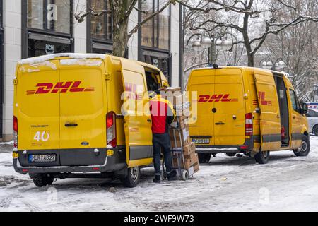 Winter in Frankfurt, DHL Zustellfahrzeuge, Paketdienst, im Bankenviertel Hessen Stockfoto