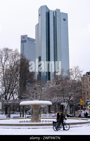 Winter in der Stadt, Deutsche Bank Gebäude, Sparkasse, Trianon Frankfurt Gebäude, Opernplatz, Lucae-Brunnen, Frankfurt am Main, Hessen, Deutschland Stockfoto