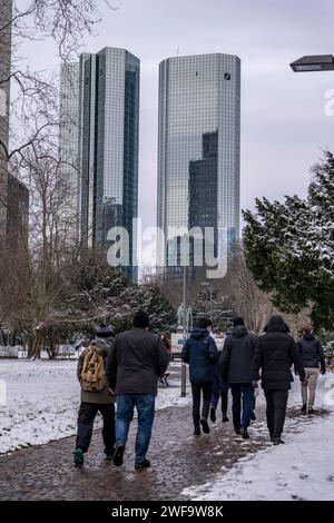 Winter in der Stadt, Deutsche Bank Gebäude, Taunusanlage Park, Schiller Denkmal, Frankfurt am Main, Hessen, Deutschland Stockfoto