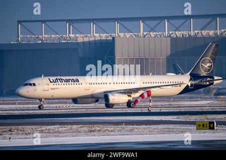 Lufthansa Airbus A321-200, vor dem Start auf der Start- und Landebahn West, Flughafen Frankfurt FRA, Fraport, im Winter, Hessen, Deutschland Stockfoto