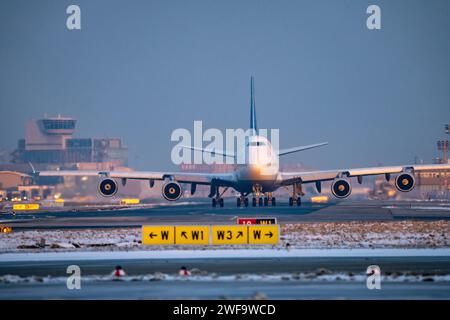 Lufthansa Boeing 747-8, auf dem Rollweg zur Start- und Landebahn West, Frankfurt FRA Airport, Fraport, im Winter, Hessen, Deutschland Stockfoto