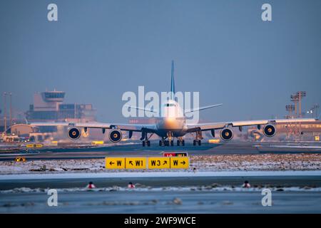 Lufthansa Boeing 747-8, auf dem Rollweg zur Start- und Landebahn West, Frankfurt FRA Airport, Fraport, im Winter, Hessen, Deutschland Stockfoto