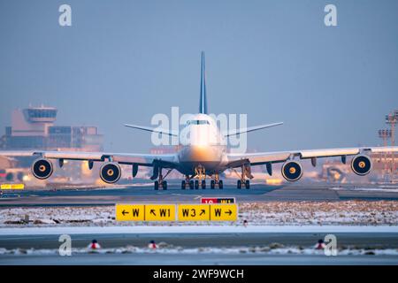 Lufthansa Boeing 747-8, auf dem Rollweg zur Start- und Landebahn West, Frankfurt FRA Airport, Fraport, im Winter, Hessen, Deutschland Stockfoto