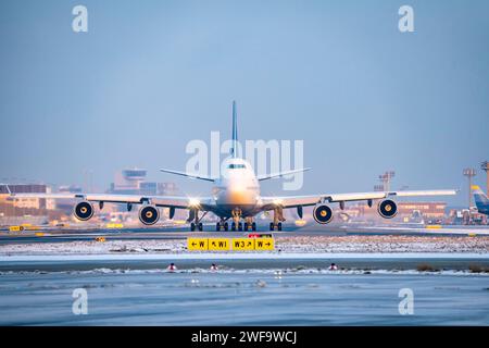 Lufthansa Boeing 747-8, auf dem Rollweg zur Start- und Landebahn West, Frankfurt FRA Airport, Fraport, im Winter, Hessen, Deutschland Stockfoto