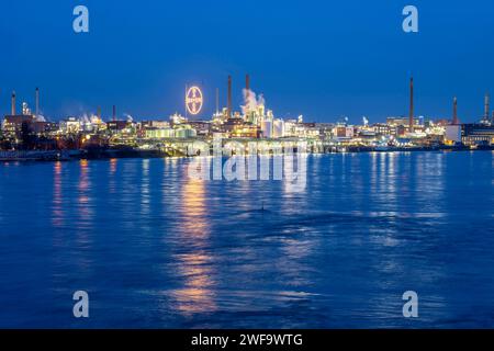 Kulisse des Chempark Leverkusen, Bayer Leverkusen, Chemiepark, Chemiewerk, Fluss Rhein, Leverkusen, NRW, Deutschland, Chempark Leverkusen *** Hintergrund Chempark Leverkusen, Bayer Leverkusen, Chemiepark, Chemiewerk, Rhein, Leverkusen, NRW, Deutschland, Chempark Leverkusen Stockfoto