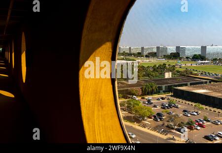 Esplanada dos Ministérios und Justizpalast aus dem runden Fenster des anhangs IV der Abgeordnetenkammer Brasiliens Stockfoto