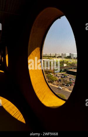 Esplanada dos Ministérios und Justizpalast aus dem runden Fenster des anhangs IV der Abgeordnetenkammer Brasiliens Stockfoto