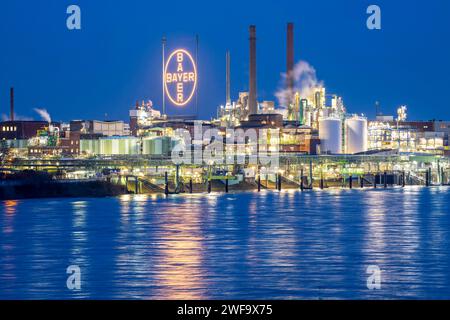 Kulisse des Chempark Leverkusen, Bayer Leverkusen, Chemiepark, Chemiewerk, Fluss Rhein, Leverkusen, NRW, Deutschland, Chempark Leverkusen *** Hintergrund Chempark Leverkusen, Bayer Leverkusen, Chemiepark, Chemiewerk, Rhein, Leverkusen, NRW, Deutschland, Chempark Leverkusen Stockfoto