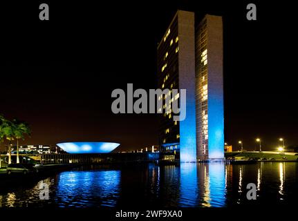 Blick auf das Gebäude des bundessenats und der Abgeordnetenkammer bei Nacht mit blauer novemberbeleuchtung Stockfoto