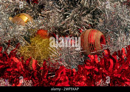 Festliche Weihnachtsdekoration mit buntem Lametta und glitzernden Kugeln Stockfoto