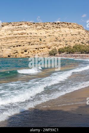 Ein Bild vom Matala Beach mit den Matala Caves auf der linken Seite. Stockfoto