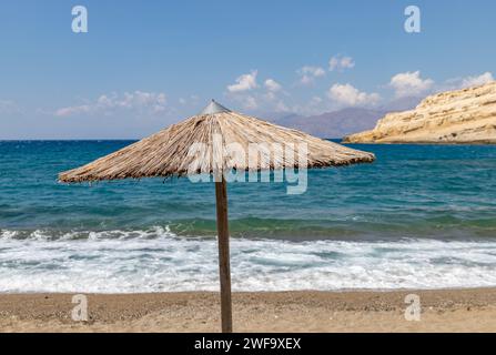 Ein Bild von einem Regenschirm in Matala Beach. Stockfoto