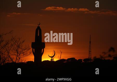 Rom, Italien. Dezember 2023. Rom, Italien 29.01.2024: Die Silhouette des Minaretts und des islamischen Halbmondes der Moschee in Rom bei orangefarbenem Sonnenuntergang am Nachmittag des 29. Januar 2024 Credit: Independent Photo Agency/Alamy Live News Stockfoto