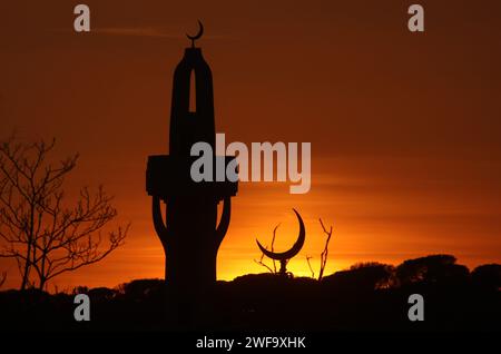 Rom, Italien. Januar 2024. Rom, Italien 29.01.2024: Die Silhouette des Minaretts und des islamischen Halbmondes der Moschee in Rom bei orangefarbenem Sonnenuntergang am Nachmittag des 29. Januar 2024 Credit: Independent Photo Agency/Alamy Live News Stockfoto