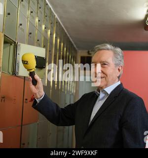 Der Journalist Iñaki Gabilondo hinterlegt sein Vermächtnis in der Caja de Las Letras des Cervantes-Instituts in Madrid. Januar 2024 Spanien Stockfoto