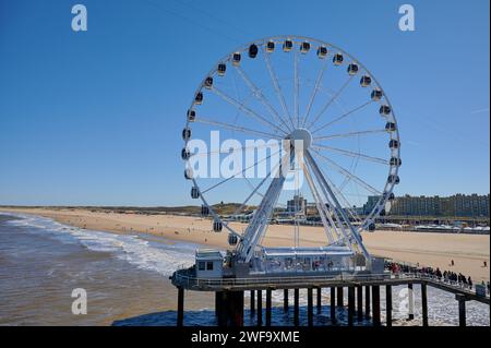 Leute am Riesenrad am Strand in Scheveningen Stockfoto
