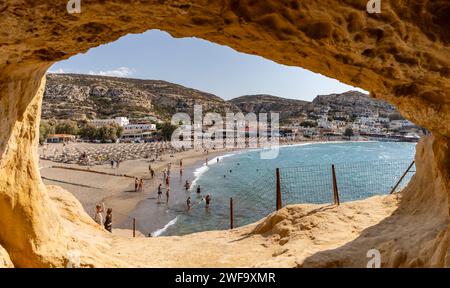 Ein Bild von Matala Beach aus einer seiner Höhlen. Stockfoto