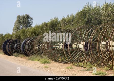 Leere Wasserschlauchspule als Bewässerungsleitung für landwirtschaftliche Felder. Auf den Feldern in Israel. Dieses Wassersystem unterstützt die c Stockfoto