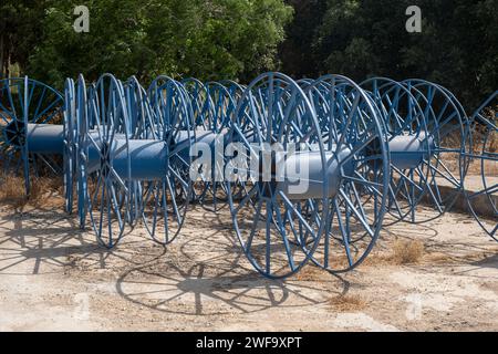 Leere Wasserschlauchspule als Bewässerungsleitung für landwirtschaftliche Felder. Auf den Feldern in Israel. Dieses Wassersystem unterstützt die c Stockfoto
