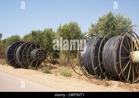Leere Wasserschlauchspule als Bewässerungsleitung für landwirtschaftliche Felder. Auf den Feldern in Israel. Dieses Wassersystem unterstützt die c Stockfoto