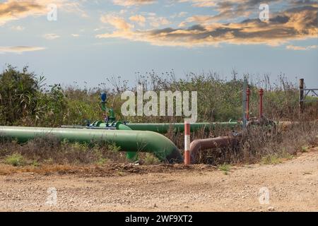 Industrielle Bewässerungsleitung zu Feldern, ein Wassersystem für landwirtschaftliche Felder. Eisenrohre verzweigen mit Wasser in trockenen Gebieten im so Stockfoto