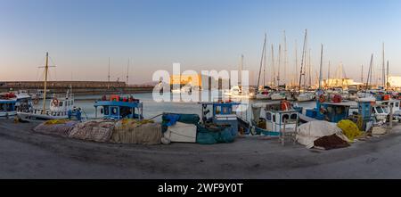 Ein Foto von Fischerbooten am Yachthafen von Heraklion, mit der Rocca a Mare oder der Festung Koules in der Mitte. Stockfoto