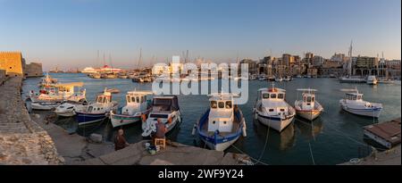 Ein Foto von Fischerbooten an der Heraklion Marina. Stockfoto