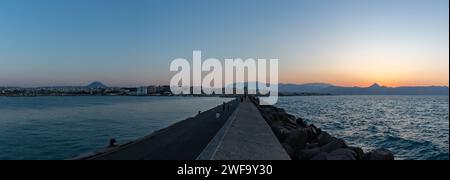 Ein Bild von Heraklion bei Sonnenuntergang, vom Wellenbrecher aus gesehen. Stockfoto